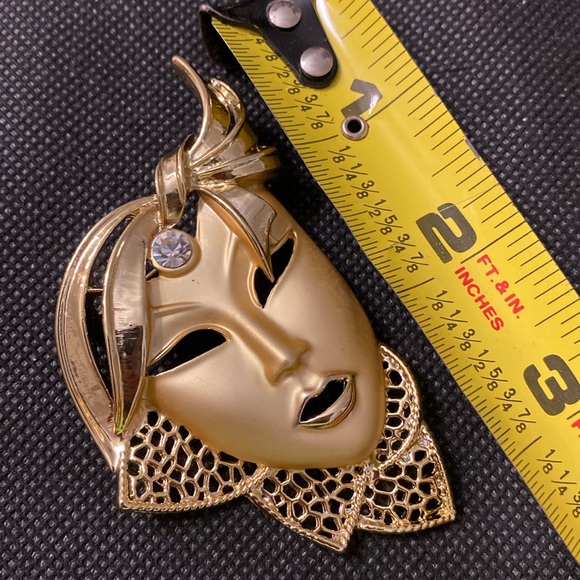 Vintage Mardi Gras Mask in Gold tone with rhinestones Brooch - Picture 3 of 4